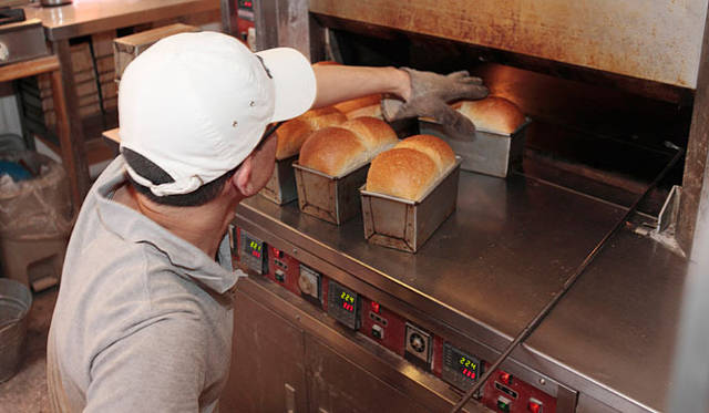 <b>AOSAN｜アオサン</b>　焼き上がったイギリス食パンを、つぎつぎにオーブンから出す。「早さが勝負です」と奥田さん。
