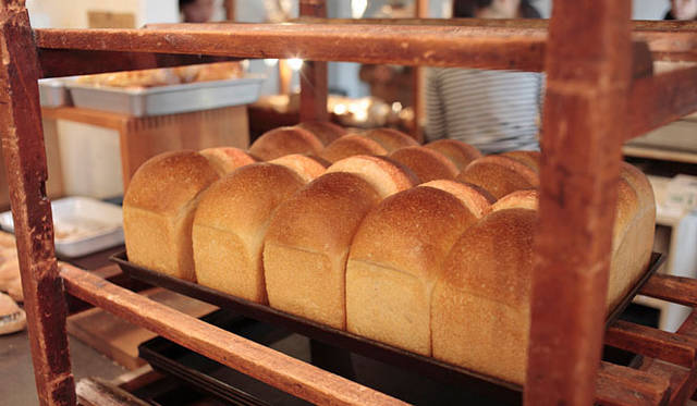 <b>AOSAN｜アオサン</b>　みごとに焼き上がった「イギリス食パン」。たちまち店内が焼きたてパンのすばらしい香りでいっぱいになった。