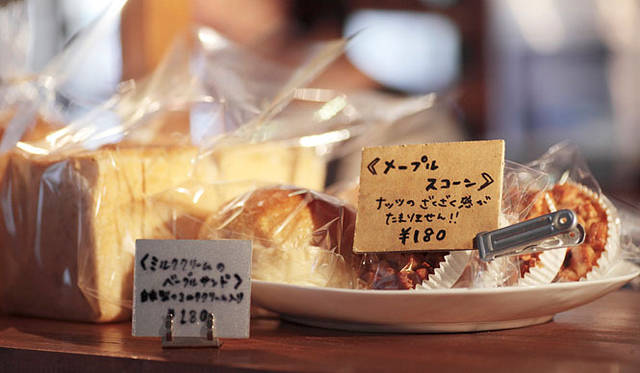 <b>AOSAN｜アオサン</b>　店内には、毎日の食事パンのほか、スコーンやベーグルのサンドなども並ぶ。