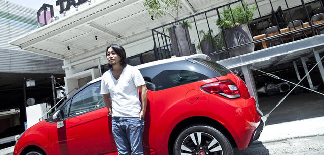 <b>シトロエン DS3 × 中村貞裕</b>　ボディ、ルーフ、ダッシュボードなどの、色の組み合わせが選べる“ビークルパーソナリゼーション”を採用。「そのぶんクルマに愛着がわきそう」と中村さん。