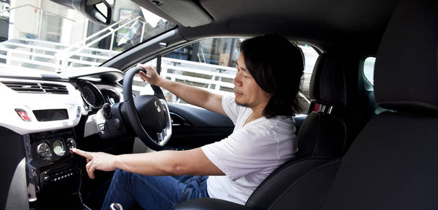 <b>シトロエン DS3 × 中村貞裕</b>　「内装もオシャレですね。さすがフランス車」。操作パネルは見やすく、ボタンも押しやすい。今回撮影したクルマのダッシュボードは、ルーフとおなじくBlanc（白）。