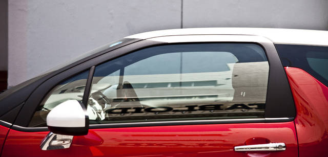 <b>シトロエン DS3 × 中村貞裕</b>　すべてのピラーをブラックで処理することで、ルーフが宙に浮いているように見える“フローティングルーフ”。ドアハンドルのクロームがアクセントになっている。