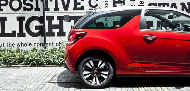 <b>シトロエン DS3 × 中村貞裕</b>　小気味良い走りが期待できそうな、ボリューミーでいてキュッとしまったリアビュー。アロイホイールはChicが4色、Sport Chicが2色用意される。