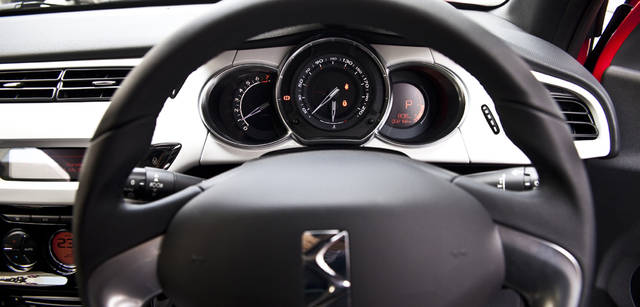 <b>シトロエン DS3 × 中村貞裕</b>　ディテールにまでこだわりが感じられるインテリア。メーター類にはシルバーのリムがほどこされ、スポーティな印象だ。