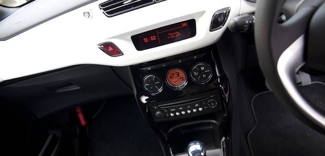 <b>シトロエン DS3 × 中村貞裕</b>　花びらのような形状の2つのボタンのあいだの“マルチファンクションディスプレイ”は、外気温や燃費、走行可能距離など、さまざまな情報を表示する。