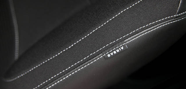 <b>シトロエン DS3 × 中村貞裕</b>　シートはファブリックのほか、3色から選べるレザーパッケージも受注生産として用意されている。