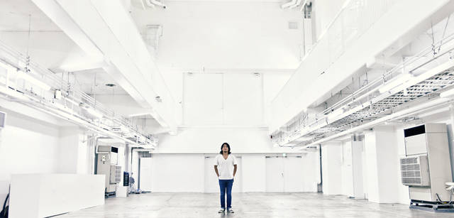 <b>シトロエン DS3 × 中村貞裕</b>　見上げるほど天井が高い三層吹き抜けのスタジオは、ライブやアートイベントなど多目的に使われる。（ソウルプラネット www.soulplanet.jp）