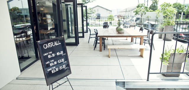 <b>シトロエン DS3 × 中村貞裕</b>　エントランス脇にあるカフェ『OVERALL』。ランチどきには多くのひとでにぎわい、ときには完売になるほどの人気店だ。（OVERALL Tel. 03-6435-1970）