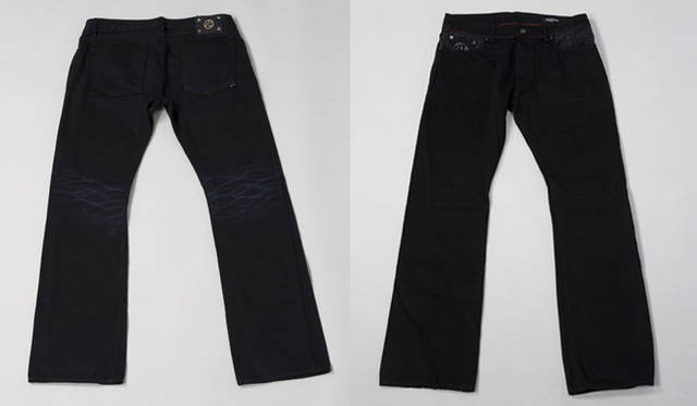 <b>BL-WHY｜ビーエル・ホワイ</b>　襲（KASANE）ブーツカット　2万9190円／黒染（KUROZOME）ブーツカット　2万790円 