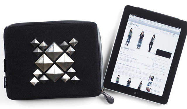 <b>iPadケース｜newneu.｜ニューニュー</b>　スタッズのアートピースのほかにも、種類が豊富に揃う。iPadケース本体1万500円、アートピース合計価格3万2340円、トータル価格4万2840円（newneu.／ステディ スタディ）