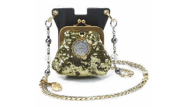 <b>スマートフォン対応バッグ｜DOLCE&GABBANA｜ドルチェ＆ガッバーナ</b>　バッグにあしらわれたコインがデザインのポイントに。バッグ8万2950円[9月下旬入荷予定]（ドルチェ＆ガッバーナ／ドルチェ＆ガッバーナ ジャパン）