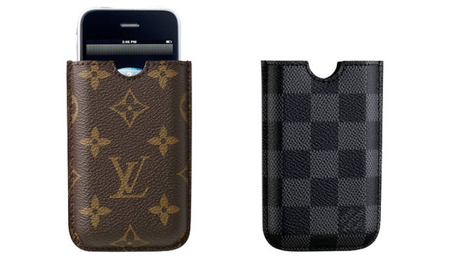 <b>iPhone 3Gケース｜LOUIS VUITTON｜ルイ・ヴィトン</b>　シンプルで飽きのこないデザインが魅力的。＜左＞エテュイ・iPhone 3G　モノグラム　2万8350円　＜右＞エテュイ・iPhone 3G　ダミエ・グラフィット　2万8350円（ともにルイ・ヴィトン）　©LOUIS VUITTON／PHILIPPE JUMIN　©LOUIS VUITTON／JEAN MARC CEDILE