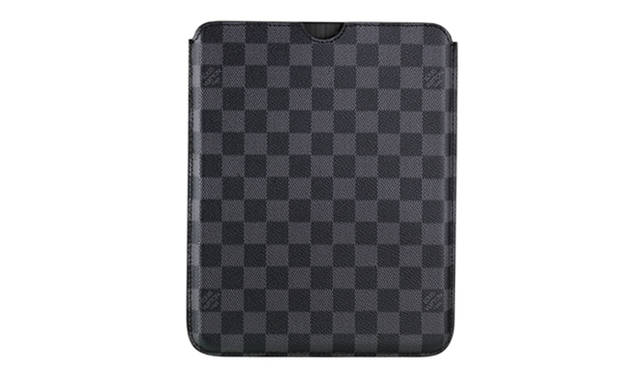 <b>iPadケース｜LOUIS VUITTON｜ルイ・ヴィトン</b>　内装には柔らかいスウェード調素材が使われており、スクリーンを保護してくれる。旅にiPadをもって行くにもぴったり。現在は限られた店舗にて販売。エテュイ・iPad　ダミエ・グラフィット　4万4100円（ルイ・ヴィトン）　©Louis vuitton 2010