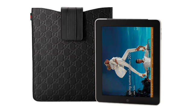 <b>iPadケース｜GUCCI｜グッチ</b>　カーフレザーにオリジナルGGパターンをエンボス加工し、その表面にスプレーでゴムを吹き付けた新素材グッチッシマ ゴンマータを使ったiPadケース。スクリーンに圧力がかからないようにするストラップクロージャーや、傷防止のライニングもほどこされているのはさすが。iPadケース　3万4650円（グッチ／グッチ ジャパン）　©GUCCI