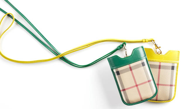 <b>Blackberryケース｜BURBERRY｜バーバリー</b>　ブラックベリーケースも、バーバリーのアイコンであるチェックにこんなポップな色のレザートリミングをほどこしているものだと、もつのも楽しい。Blackberryケース　（ブライトエメラルド・ブライトマスタード） 各2万6250円（バーバリー／バーバリー・インターナショナル）