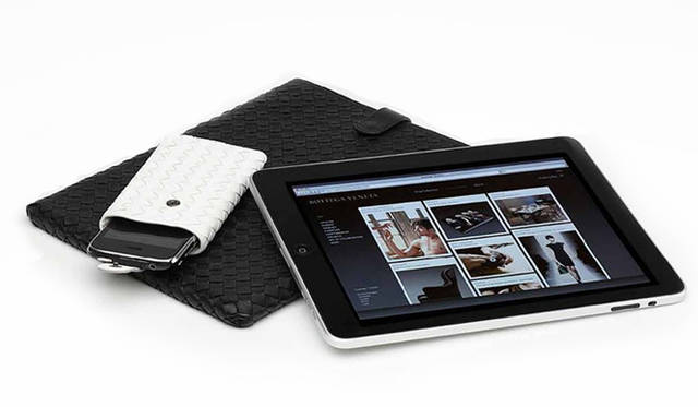 <b>スマートフォンケース、iPadケース｜BOTTEGA VENETA｜ボッテガ・ヴェネタ</b>　ボッテガ・ヴェネタからはついに、柔らかくしなやかなイントレチャートを使用したデジタルケースが発表された。イントレチャートはナッパレザー、インナーにはソフトコットンを使用。8色展開。今秋入荷予定。スマートフォンケース3万3600円、iPadケース5万7750円（ボッテガ・ヴェネタ／ボッテガ・ヴェネタ ジャパン）