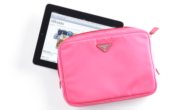 <b>iPadケース｜PRADA｜プラダ</b>　iPadをすっぽりと収納できるケース。かわいカラーリングにくわえて、クッション性があってiPadを保護してくれるのもうれしい。ナイロンピンクケース 4万9350円（プラダ／プラダ ジャパン）