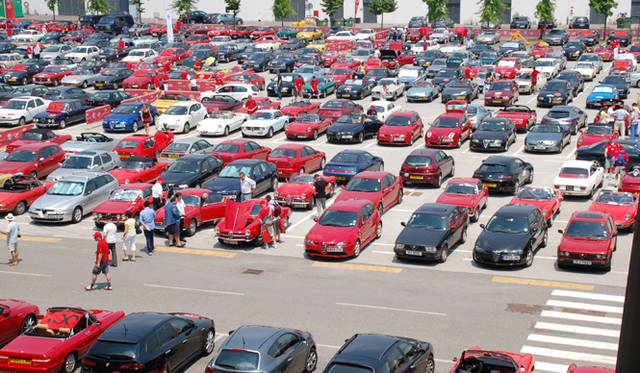 665_01 <b>Alfa Romeo 1910-2010|アルファ ロメオ100周年イベント</b><br />見渡すかぎりアルファ ロメオに埋め尽くされた会場は、まさに圧巻であった。手持ちのカメラの広角レンズで届く範囲はこれが限界。