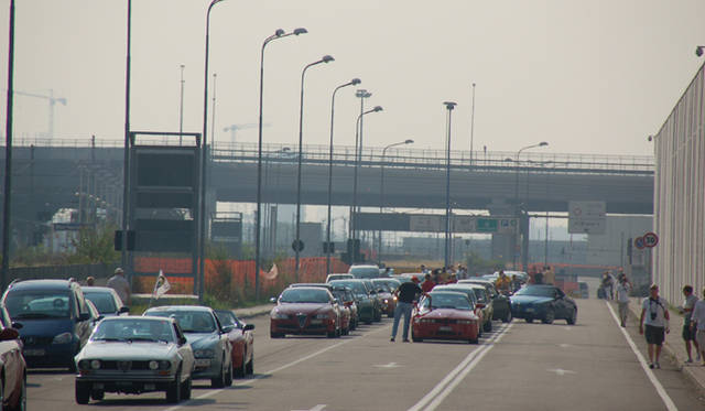 665_02 <b>Alfa Romeo 1910-2010|アルファ ロメオ100周年イベント</b><br />今回のイベントのメイン会場&パレードの起点である「フィエラ・ミラノ・ロー」に、世界中からぞくぞく集結するアルファ ロメオたち。