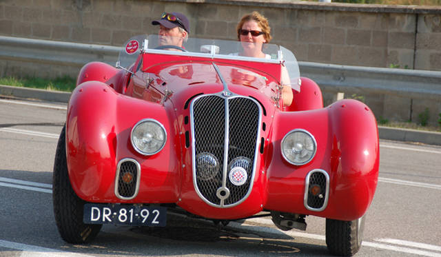 665_03 <b>Alfa Romeo 1910-2010|アルファ ロメオ100周年イベント</b><br />ワークスによるスポーツカーレース参戦用に1939年からわずか10台のみ製作された6C2500コルサの登場に、会場は大興奮。