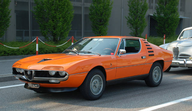 665_04 <b>Alfa Romeo 1910-2010|アルファ ロメオ100周年イベント</b><br />大会初日の朝、会場の周囲には、このモントリオールをはじめ貴重なアルファ ロメオたちが、三々五々集まりはじめていた。