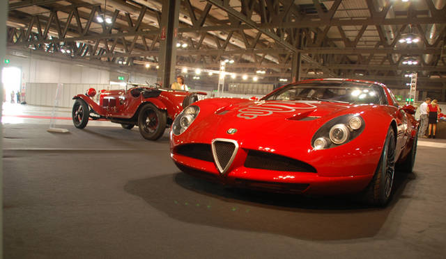 665_05 <b>Alfa Romeo 1910-2010|アルファ ロメオ100周年イベント</b><br />フィエラ館内のアルファ ロメオ社ブースに、現在ファンのあいだで話題沸騰中のザガートTZ3コルサが堂々の展示。