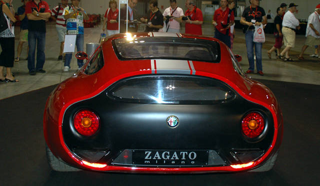 665_07 <b>Alfa Romeo 1910-2010|アルファ ロメオ100周年イベント</b><br />TZ3コルサのリアビュー。ザガートがアイコンとする傑作、ジュリアTZおよびTZ2の後継車であることを明確に物語る姿である。