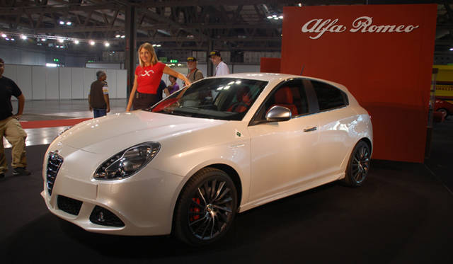 665_06 <b>Alfa Romeo 1910-2010|アルファ ロメオ100周年イベント</b><br />こちらも大人気だったのが、今年3月に発表されたばかりの新型ジュリエッタ。アルファ100周年記念車と銘打たれての展示である。