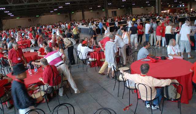 665_08 <b>Alfa Romeo 1910-2010|アルファ ロメオ100周年イベント</b><br />いかにもイタリアのイベントらしく、フィエラを訪れたエントリー者には、イタリアンのブッフェランチがたっぷりと振る舞われた。