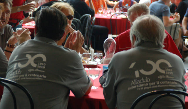 665_09 <b>Alfa Romeo 1910-2010|アルファ ロメオ100周年イベント</b><br />イタリア国内のアルファ ロメオ・オーナーズクラブ会員たちは、100周年ロゴ入りのポロシャツをお揃いで自主製作して参加していた。