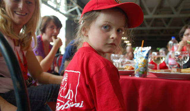 665_10 <b>Alfa Romeo 1910-2010|アルファ ロメオ100周年イベント</b><br />特製「Alfa Bambini(=アルファキッズ)」の真っ赤なTシャツでバッチリ決めたかわいい女の子。子どもだってアルファが大好き!