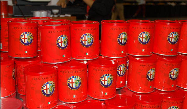 665_12 <b>Alfa Romeo 1910-2010|アルファ ロメオ100周年イベント</b><br />アルファ100周年を記念して、地元のコーヒー会社がエンブレム入りのエスプレッソを発売。即売コーナーには長い列ができていた。