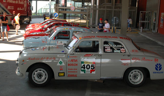 665_13 <b>Alfa Romeo 1910-2010|アルファ ロメオ100周年イベント</b><br />アルファによる名門クラシックカーチーム、「スクーデリア・ポルテッロ」は、専用の大型トレーラーにマシンを満載しての登場。