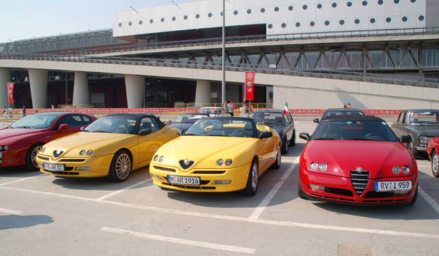 665_14 <b>Alfa Romeo 1910-2010|アルファ ロメオ100周年イベント</b><br />ミーティング会場ではクラブ単位での駐車がおこなわれていたようで、916スパイダーのほかにも同モデルで集まる例が多かった。