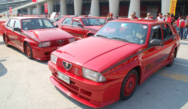 665_15 <b>Alfa Romeo 1910-2010|アルファ ロメオ100周年イベント</b><br />日本では希少車として珍重される’80年代の75ターボ・エヴォルツィオーネは、じつに10台以上がズラリと勢揃いすることになった。