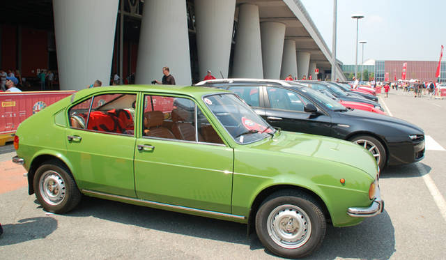 665_17 <b>Alfa Romeo 1910-2010|アルファ ロメオ100周年イベント</b><br />日本ではコンディションのよい個体が極めて少ないアルファスッドだが、ここでは新車と見紛うすばらしいクルマが大挙参加した。