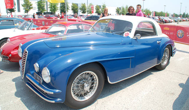 665_20 <b>Alfa Romeo 1910-2010|アルファ ロメオ100周年イベント</b><br />アルファ ロメオが世界に冠たる超高級スポーツカーメーカーだった1940年代末に製作された6C2500SSトゥーリング製クーペ。