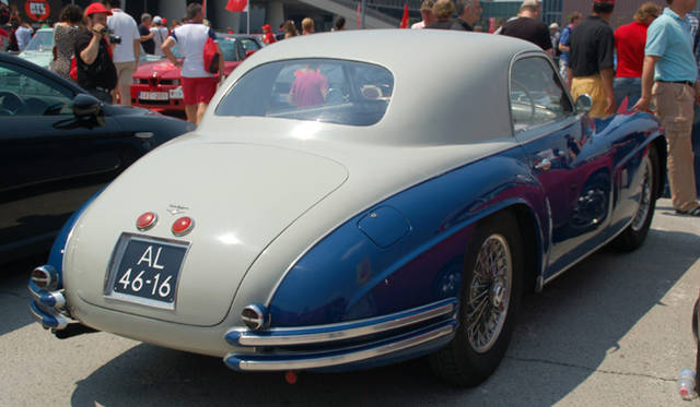 665_19 <b>Alfa Romeo 1910-2010|アルファ ロメオ100周年イベント</b><br />前述した6C2500SSトゥーリング製クーペの後ろ姿。こんな国宝級アルファ ロメオが、当たり前のように参加するイベントだった。