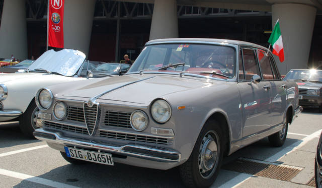 665_21 <b>Alfa Romeo 1910-2010|アルファ ロメオ100周年イベント</b><br />現時点の日本には、おそらく1台も存在しないと思われる2600ベルリーナ。こんなクルマが見られるのも、100周年ならではだろう。