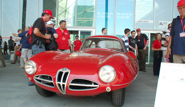 665_23 <b>Alfa Romeo 1910-2010|アルファ ロメオ100周年イベント</b><br />アルファ ロメオ社有の博物館「ムゼオ・アルファ ロメオ」所有の ディスコ・ヴォランテ。「フィエラ・ロー」の記念碑のモチーフに。