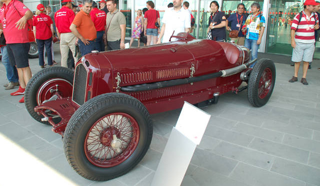 665_24 <b>Alfa Romeo 1910-2010|アルファ ロメオ100周年イベント</b><br />こちらも「ムゼオ・アルファ ロメオ」から貸与・展示された8C2300モンツァ。’30年代のGPで活躍した一台だ。