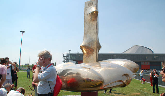 665_25 <b>Alfa Romeo 1910-2010|アルファ ロメオ100周年イベント</b><br />今後フィエラ・ローに常設されることになった記念碑は、名作ディスコ・ヴォランテを象ったもの。この日、大々的に除幕された。