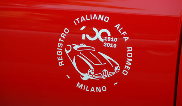 665_27 <b>Alfa Romeo 1910-2010|アルファ ロメオ100周年イベント</b><br />100周年記念のロゴを配したステッカー。24日にモンツァ・サーキットでおこなわれたデモ・ランに参加したクルマに用意されたもの。