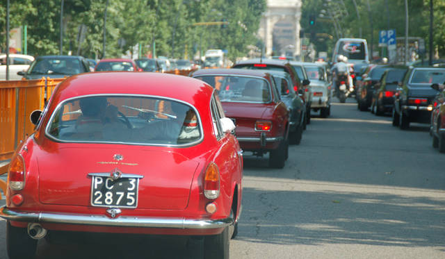 665_28 <b>Alfa Romeo 1910-2010|アルファ ロメオ100周年イベント</b><br />スフォルツェスコ城を目指し、ミラノ市内をパレード走行する新旧のアルファたち。手前は再び復活したジュリエッタのオリジン。