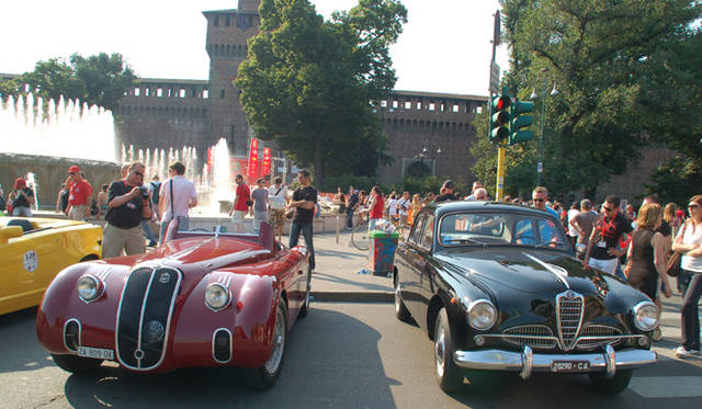 665_29 <b>Alfa Romeo 1910-2010|アルファ ロメオ100周年イベント</b><br />歴史的建造物スフォルツェスコ城を背景に、こちらも歴史的遺産であるアルファ ロメオ6C2500コルサと1900ベルリーナが並ぶ。