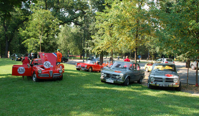 665_30 <b>Alfa Romeo 1910-2010|アルファ ロメオ100周年イベント</b><br />あまりに台数が多いため、スフォルツェスコ城に入れなかったアルファたちは、近隣の公園でコンクール・デレガンスよろしく駐車。