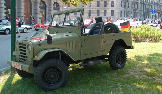 665_31 <b>Alfa Romeo 1910-2010|アルファ ロメオ100周年イベント</b><br />こちらもスフォルツェスコ城に到着したアルファ ロメオの一台。「100×100」展にもおなじAR52マッタが展示されていた。