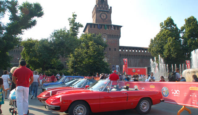 665_32 <b>Alfa Romeo 1910-2010|アルファ ロメオ100周年イベント</b><br />「100台のエポックメイキングなアルファ ロメオ」と銘打たれたレビューへの参列を待ち受ける、ジュリア系のスパイダーたち。