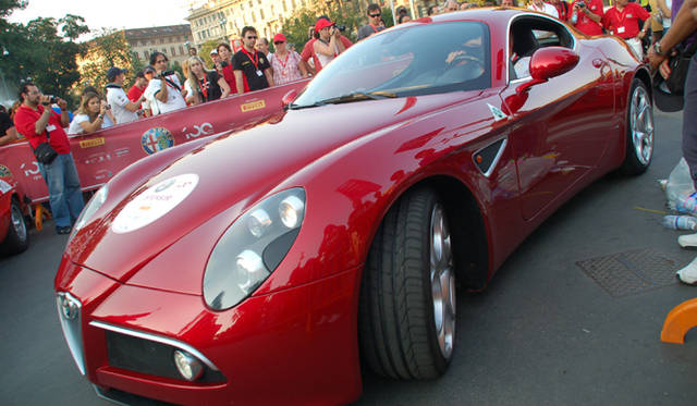 665_33 <b>Alfa Romeo 1910-2010|アルファ ロメオ100周年イベント</b><br />「100台のエポックメイキングなアルファ ロメオ」レビューにて、満場の喝采のなかゆっくりと走りぬける8Cコンペティツィオーネ。