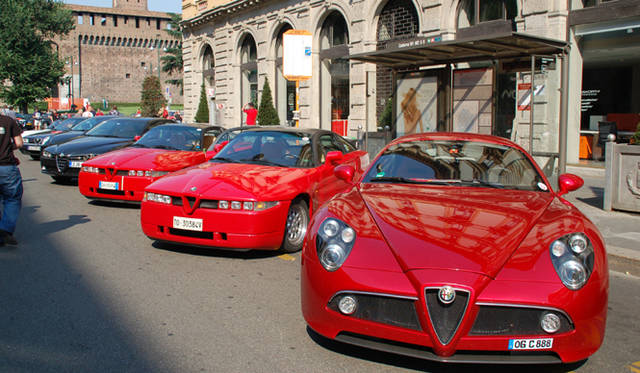 665_34 <b>Alfa Romeo 1910-2010|アルファ ロメオ100周年イベント</b><br />ミラノきっての観光名所、スフォルツェスコ城に集結したアルファたち。手前は、どこへ行っても大人気の8Cコンペティツィオーネ。